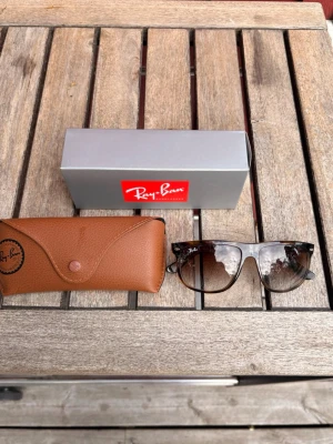 Rayban Boyfriend - Säljer dessa schyssta Raybans som jag skulle uppskatta vara i storlek S/M men exakta storleken står på bågen som visas i annonsen! Självklart äkta 😃