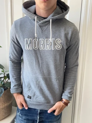 Morris hoodie  - Morris hoodie, Inga defekter! Modellen i bilderna är 180 cm 75 kg och bär Storlek S , Kom med frågor! 🌟 (Kan gå ned i pris vid köp av paket 😉) 