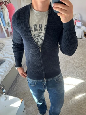 Massimo Dutti full zip  - Massimo Dutti | Mycket bra skick | Size - M | Pris 399 | Hör av dig vid minsta fråga eller fundering📩