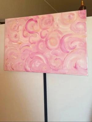 Abstrakt rosa tavla i akryl - Unik handmålad tavla med abstrakt motiv i mjuka rosa och ljusgula toner. Målningen har virvlande former och är målad på uppspänd duk. Perfekt som färgklick till rummet och för dig som gillar modern konst.50 x 70 cm 