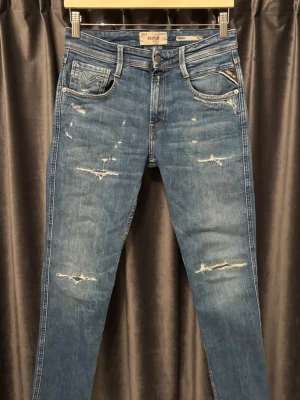 Replay anbass  - Replay anbass - skick 8/10, mycket bra! - storlek 28/30 - sitter riktigt skönt o bra, extremt feta jeans med feta slitningar oxå - hör av er vid frågor🤝