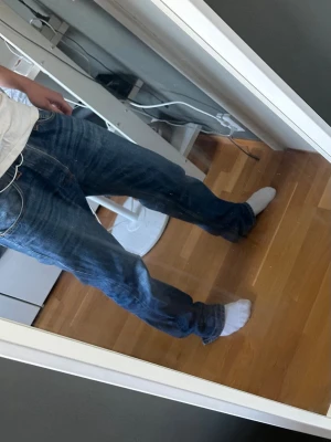 Nudie jeans steady Eddie  - Straight fit jeans med något lite smalarw vid vadarna, dvs tapared. Jeansen från nudie i modellen Steady Eddie, riktigt snygg tvätt på dessa och har fått snygga fades av användning. De är i bra skick och storlek w33 l32 men passar snarare w32 l32. Säljer då jag har slutat använda jeansen.