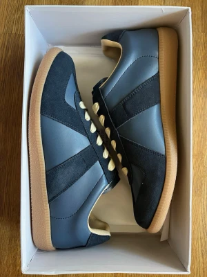 Maison Margiela Gats - Mörkblåa Maison Margiela skor. Helt nya. Kom privat för flera frågor.
