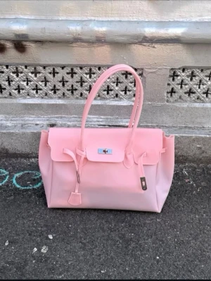 Blush Clouds 🩰Jelly Firkin Bag  -  Meet our dreamy blush clouds jelly firkin — soft, glossy and made for girls who love pretty little details ♡  The perfect statement bag for summer days, city nights, beach clubs and everything in between. Lightweight, spacious, and fully customizable with charms, trinkets and all your favorite treasures.  Make it yours and style it your way ☁️🤍  Available now — limited stock.                Instagram: @kickan.sthlm  