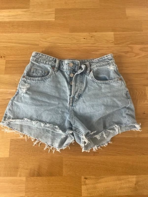 Ljusa denimshorts från H&M - Dessa är lite mindre i storlek och passar bäst om man har 36/S.