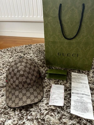 Äkta Gucci keps  - Äkta Gucci keps som är i väldigt bra skick. Dm för fler frågor eller bilder osv