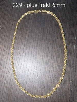 Guldpläterad rostfritt stål halsband unisex  - Snyggt guldfärgat halsband med tvinnad kedja, ca 6mm tjockt. Perfekt accessoar för att lyfta din stil med en glansig och trendig look. Halsbandet har ett klassiskt lås och passar till många olika outfits.