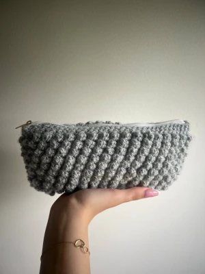 Grå virkad necessär med dragkedja - Super fin hand virkad necessär💕