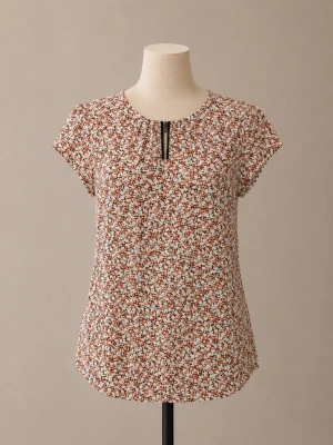 Blommig kortärmad blus - Söt blommig blus med korta ärmar och rund halsringning. Toppen har små vita och rosa blommor på en beige botten samt en liten öppning framtill vid halsen. Perfekt för dig som gillar romantiska och luftiga plagg.💕💕💕