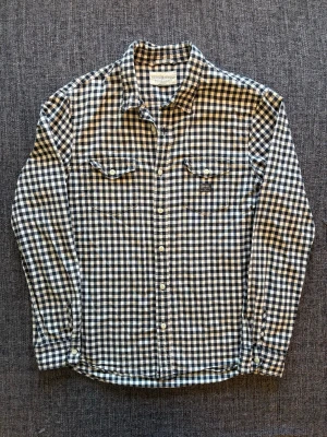 Denim & supply skjorta ~ RL - Sjukt eftertraktad Denim & Supply by Ralph Lauren skjorta ~ sällsynt rutig 2000’s modell som inte längre produceras | st L på etiketten men (sitter som M) | färg marinblå/vit | klassisk passform | OBS kan gå ner lite i pris vid snabb affär! 🏄
