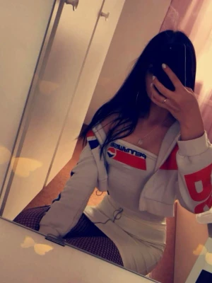 Omighty pennywise topp boob tube + pepsi vit jacka set - Toppen är M men blev mindre passar som S! Jackan är XS. 