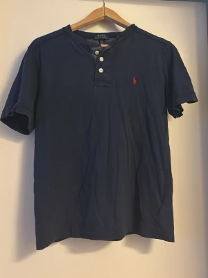 Ralph Lauren t-shirt - En fet raffe t-shirt som har den klassiska loggan på bröstet. Den är riktigt fräsch och skön. Priset är inte hugget i sten. Skriv vid frågor!🤩