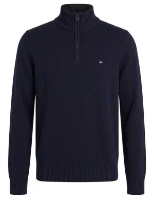 Mörkblå halvzip-tröja Tommy Hilfiger - Mörkblå stickad tröja från Tommy Hilfiger med halvzip och hög krage. Liten broderad logga på bröstet. Tröjan har långa ärmar och ribbade muddar vid ärmslut och nederkant. Perfekt för en stilren och avslappnad look.