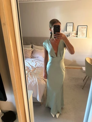 Grön klänning  - Elegant ljusgrön klänning. Passar perfekt till bal eller finare tillfällen. Helt ny med prislapp kvar. Klänningen är från Hello Molly och är slutsåld!🩷