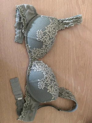intimissimi bh - Säljer en snygg grön bh från intimissimi som är en push up bh, tror inte färgen säljs längre men kan ha fel. Väljer att sälja då BH inte passar längre. Om du har några frågor eller vill ha fler bilder är de bara att fråga, jag svara så fort jag kan💕