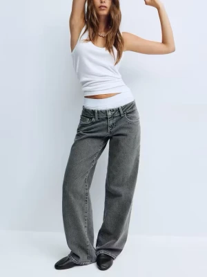 Gråa baggy jeans med låg midja - Säljer ett par gråa baggy jeans med låg midja och raka, vida ben. Jeansen har klassiska fem fickor och synliga sömmar för en cool vintagekänsla. Perfekta för en avslappnad och trendig look.