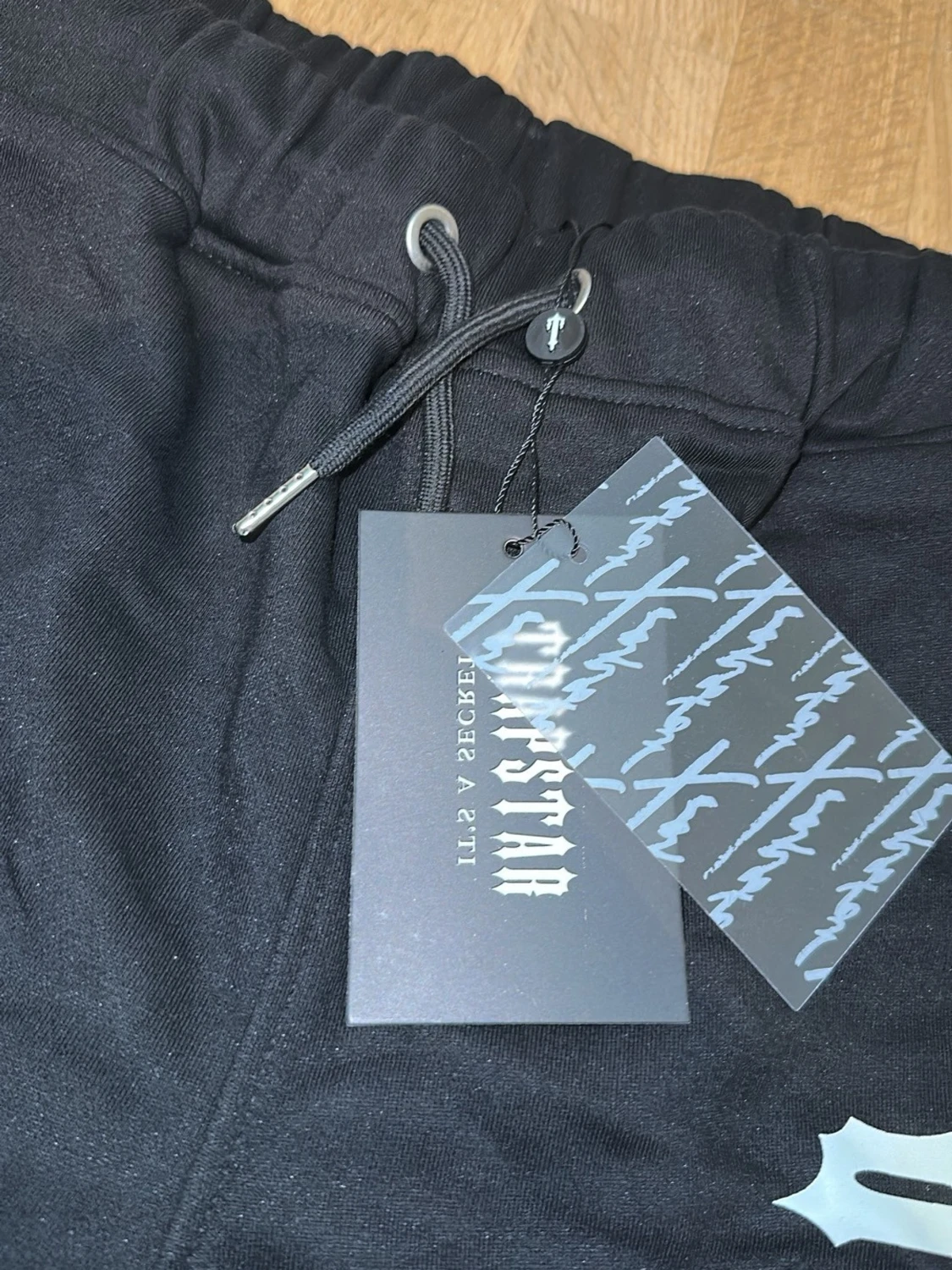 Svarta shorts från Trapstar med tryck - 1