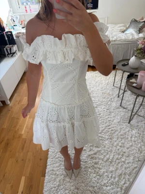 Vit sommarklänning  - Jättesöt vit klänning från Zara som är använd endast en gång. Perfekt till student, skolavslutning eller konfirmation. Säljer då den tyvärr inte kommer till användning🤍