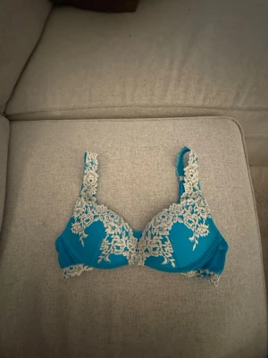Intimissimi push up bh turkos  - Turkos push up BH i stl 75B. Nästan oanvänd, använt 1 gång 