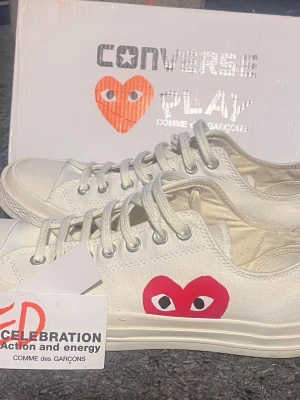 Converse comme des garçons  - Säljer skorna för dom är för stora använda runt 3 gånger bara köpte för 1500kr säljer för 1012kr. Hör av er vid vidare funderingar 