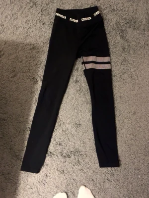 Svarta leggings från Stronger - Snygga svarta leggings från Stronger. Bra skick 