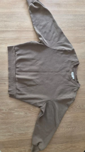 Tjocktröja/Sweatshirt - Sweatshirt i taupe från Kappahl. Inga synliga defekter, mest bara insidan som slitits lite i tvätten.