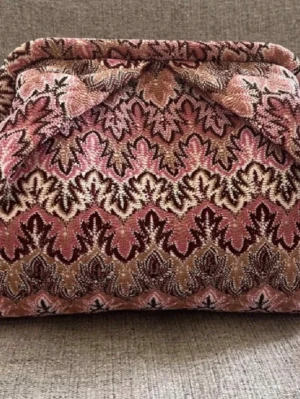 Mönstrad kuvertväska i sammet - Unik kuvertväska i mjuk sammet med retroinspirerat mönster i rosa, vinrött, beige och brunt. Väskan har en klassisk rektangulär form och ett vikbart lock. Perfekt accessoar för dig som gillar vintage och boho vibes.becksøndergardstyle becksöndergaardstyle
