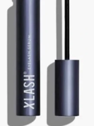 Xlash ögonfransserum svart tub - Xlash ögonfransserum i en elegant svart tub med vit text. Förpackningen är cylinderformad och har en smal borste för enkel applicering. Perfekt för dig som vill boosta dina fransar med ett välkänt märke.