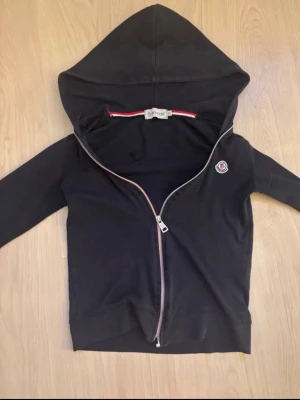 Moncler kofta  - Storlek S men är mer som en XS. Dam hoodie. Dragkedjan längst ner är lite trasig så det kan vara jobbigt att dra upp men det går om man lägger lite energi på det.