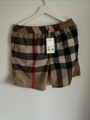 Burberry shorts  - Burberry shorts storlek L  Helt nya aldrig använd  Storlek L passar M också påse finns. Väldigt trendiga och efterfrågade nu till sommaren dem är äkta och jag har box och kvitto samt påse som jag kan skicka privat.  Säljs väldigt billigt av vad jag köpte dem för 