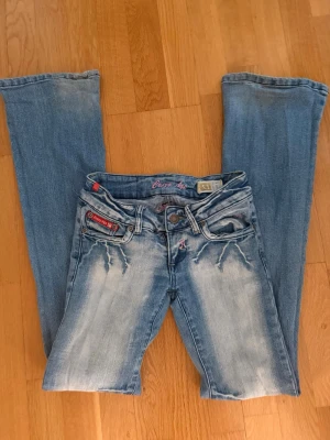 Lågmidjade bootcut jeans från Crazy age - Snygga lowwaist ljusblå bootcut jeans från Crazy age🩵De står storlek 34 men de är små i storleken!!