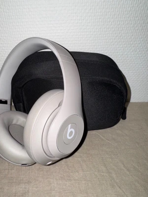 Beats Studio PRO ANC Hörlurar - Snygga over-ear Beats Studio PRO  i matt ljusgrå färg med mjuka öronkuddar och justerbart huvudband. Trådlös design med ikonisk Beats-logga på kåporna. Kommer med svart fodral för enkel förvaring och transport. ANC transparency mode och riktigt bra ljud👍