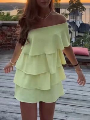  Gul volangklänning - Supersöt ljusgul klänning med volanger. Från Zara och sparsamt använd, bra kvalitet. Köpte 2022 från Zara. Använd 3 gånger