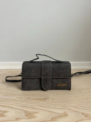 Grå handväska i mocka material  - Så snygg väska med magnetisk stängning. Skriv om du har några frågor! 😊