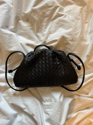 Jackie flätad väska  - Så det snygg populär, slutsåld flätad väska från Jackie💌  inköpspris: ca 3000kr, mitt pris 1499kr.  Skick: använd fåtal gånger - nyskick!  Mått (se även bilder): ca 23 cm x 15 cm  Reglerbara band och väldigt rymlig!  Skriv vid fler frågor/bilder/funderingar <3   