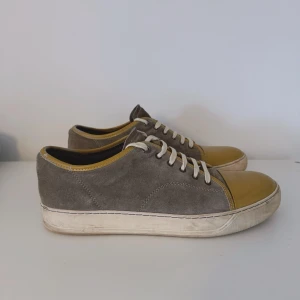 Grå/Beige Lanvin Cap toe  - Säljer ett par sjukt feta Lanvin Cap Toe i färgen grå/beige. Skorna är väl omhändertagna och är därav i bra skick. Skorna är i strl uk 10 och skulle uppskatta att de passar ca strl 44-45. Hör gärna av er vid frågor elr funderingar!!