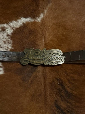 Nudie jeans bälte - Tjena! Säljer detta riktigt snygga nudie skärpet, det är enbart själva spännet som är ifrån nudie medans bältet är ifrån något annat ställe, 108-96cm ifrån hål till spänne, hör av dig vid funderingar!🙌