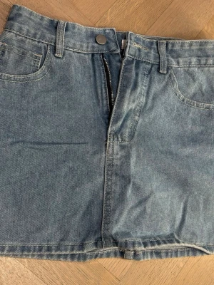 Blå jeanskjol - Blå jeanskjol som jag köpte i Italien, har aldrig andvänt då den var för stor på mig. Pris går alltid att diskutera❤️❤️