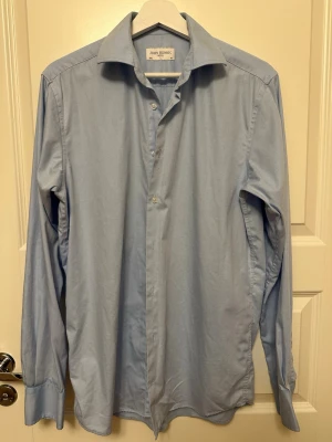 Ljusblå skjorta från John Henric - Klassisk ljusblå skjorta från John Henric. Sparsamt använd och i bra skick!