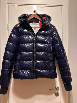 Rossignol jacka - Mörkblå Rossignol jacka passar circa 160-170cm. Nypris är 7000 men har använts ett par år. Den ör i bra skick.
