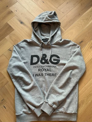 Dolce & Gabbana hoodie - Säljer denna riktigt snygga Dolce & Gabbana hoodie i storlek 44 vilket motsvarar M och i skick 9/10! Orginal pris - 11 000kr Vårat pris - 2499kr! Priset är ej hugget i sten🙌 Skriv vid minsta lilla fundering🙌