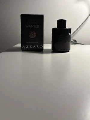 Azzaro The Most Wanted EdP 50ml - Azzaro The Most Wanted Eau de Parfum Intense är en parfym i en stilren svart flaska med en unik, maskulin design. Doften kommer i en elegant svart kartong och flaskan rymmer 50 ml. Perfekt för dig som gillar exklusiva och intensiva dofter. Hälften kvar så 25ml