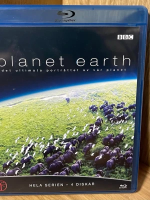 Planet Earth Blu-ray box BBC - Planet Earth är en dokumentärserie på Blu-ray i ett blått plastfodral. Serien hyllar jordens mångfald och är berättad av David Attenborough. Boxen innehåller hela serien på fyra diskar och bjuder på spektakulära naturbilder från hela världen.