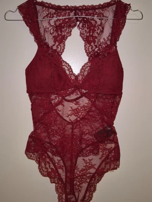 Vinröd spetsbody från H&M storlek XS - Helt ny och oanvänd✨️.