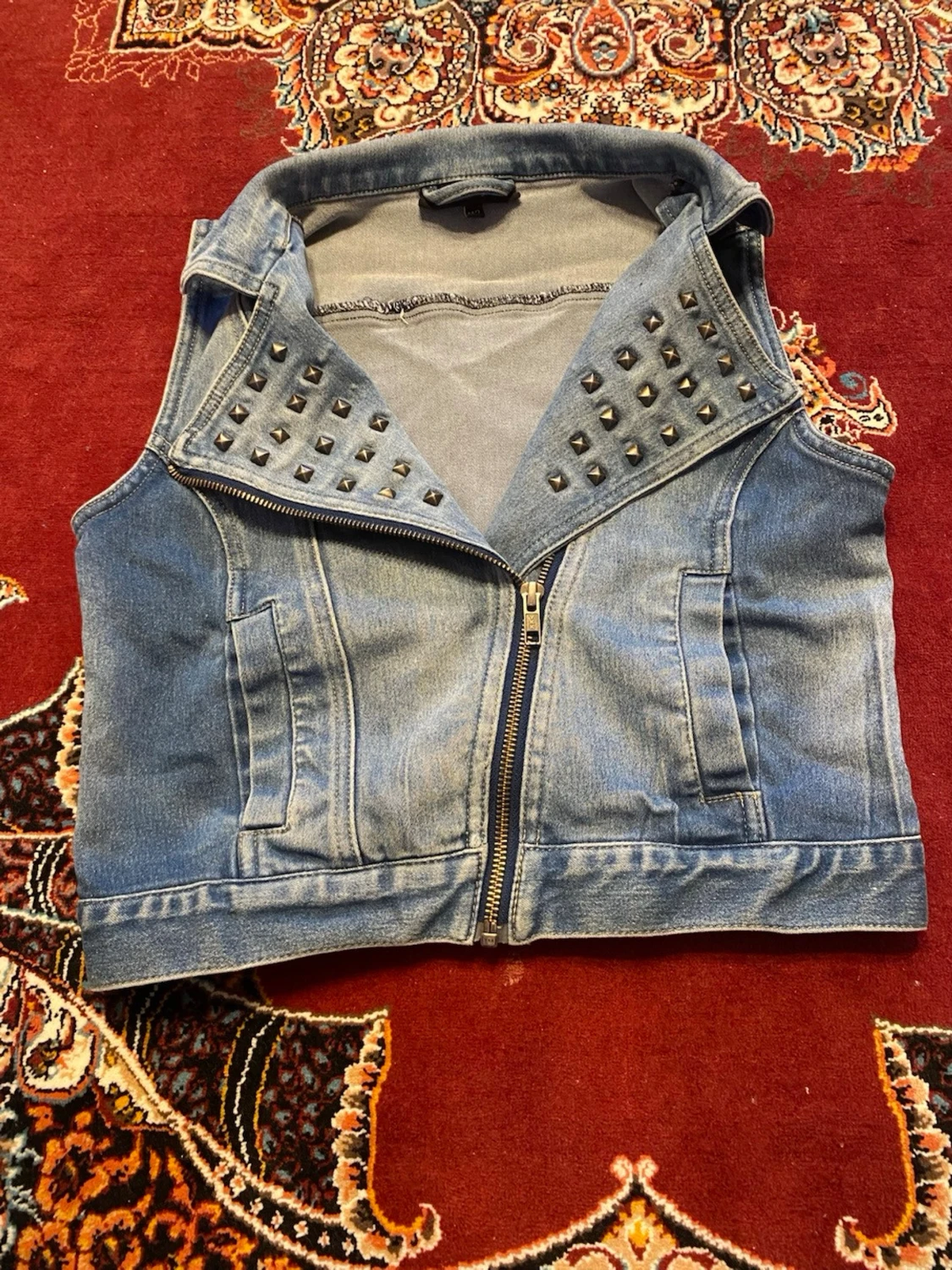 Blå jeansväst med nitar