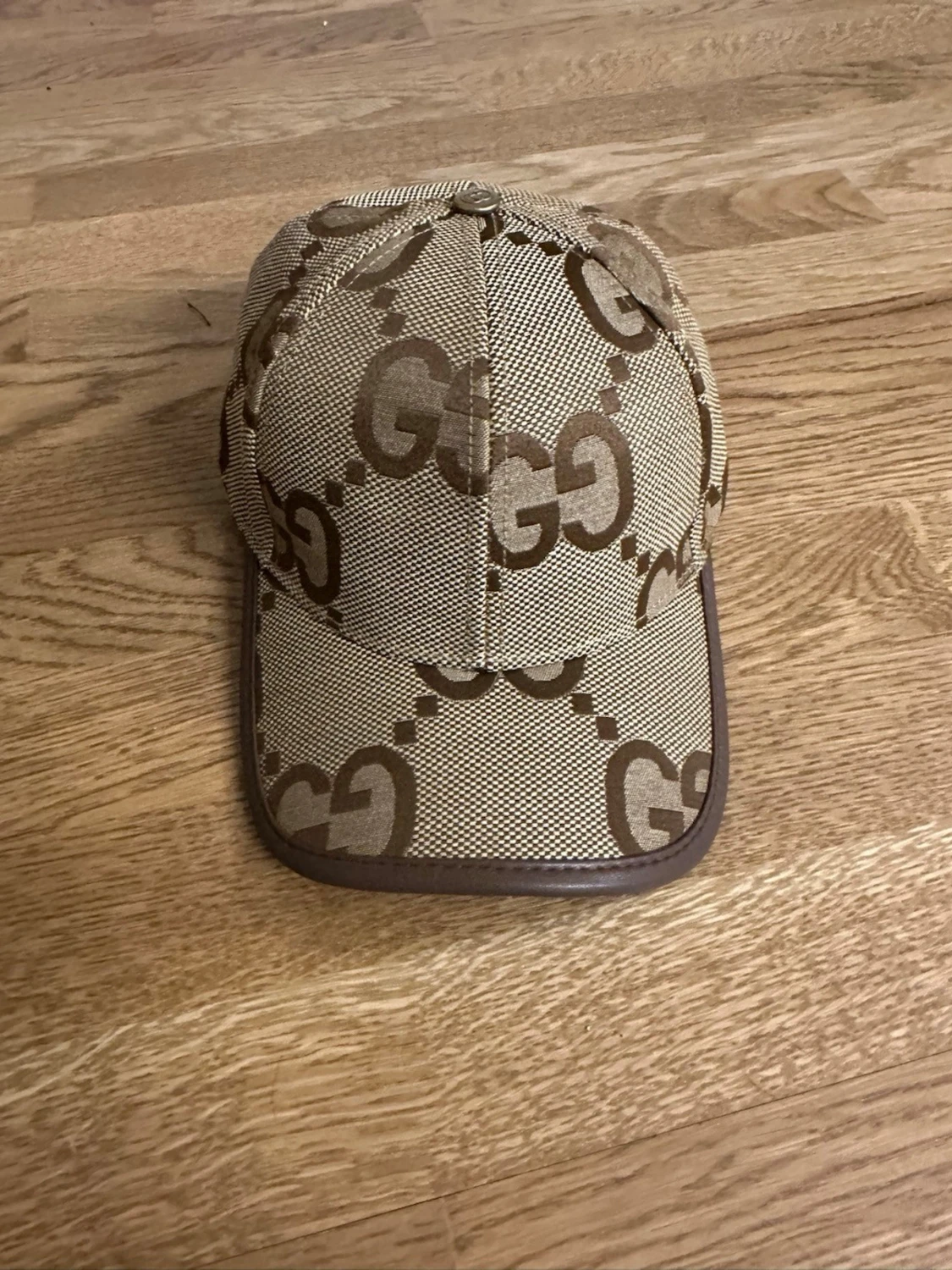 Beige GG-mönstrad keps från Gucci - 2