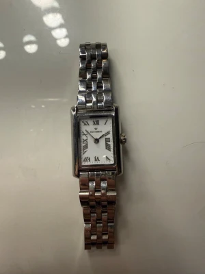 Rektangulär silverklocka Mockberg - Säljer nu min silvriga Mockberg klocka. Super snygg och passar perfekt till allt. Säljer tyvärr då den inte kom till användning då jag mest använder guld smycken. 💞Skriv om ni har funderingar eller vill se fler bilder. (Urspringspris 1899kr) 