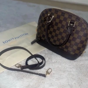 Väska - Det hängande bandet vid handtaget har gått av därav billigare‼️men annars helt som ny