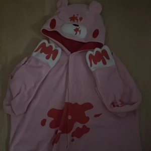 Gloomy bear Onesie - Väldigt söt gloomy bear onesies köpt från aliexpress fortfarande ny och användbard, använder ej den längre! Om ni vill se bättre bild kan skicka! Köpte större storlek så det ser baggy och cute.. det var rekommenderat!