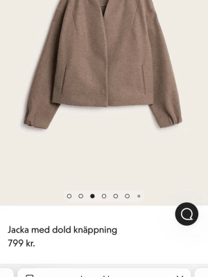 Brun kappa  - Super fin brun kappa från Kappahl, använd fåtal gånger. Liten i storlek, brukar själv har S men jackan är i L för ville ha lite mer overzied. Inga defekter!